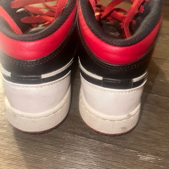 Nike Air Jordan 1 Mid GS Boys sneakers Shoes 3.5Y Black Red