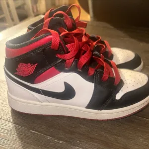 Nike Air Jordan 1 Mid GS Boys sneakers Shoes 3.5Y Black Red
