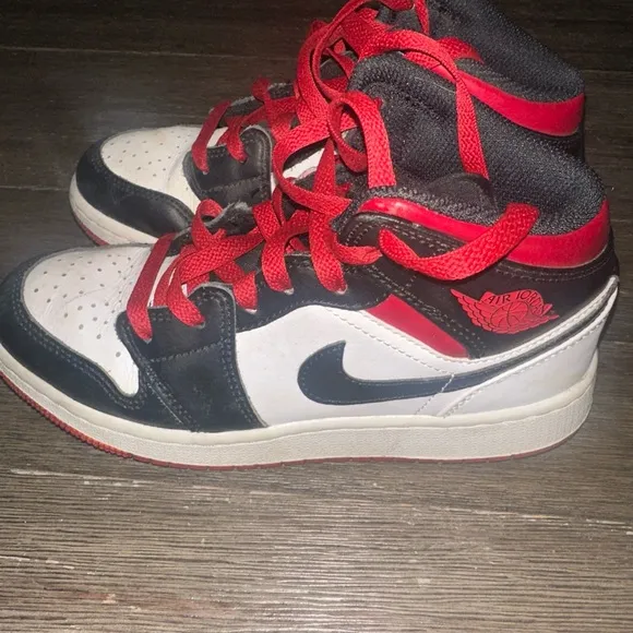 Nike Air Jordan 1 Mid GS Boys sneakers Shoes 3.5Y Black Red