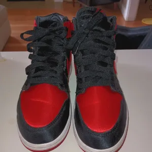 Nike Air Jordan 1 Retro Mid Sneakers Red Black Shoes sz 2Y