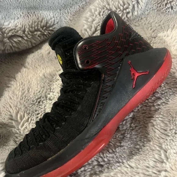 Nike Air Jordan XXXIi 32 Low Last Shot Basketball Running Shoes Youth Size 5