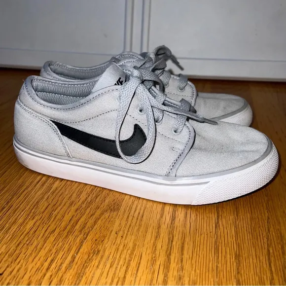 Nike Boys Toki‎ Low Gray Casual Shoes Sneakers Size 4Y