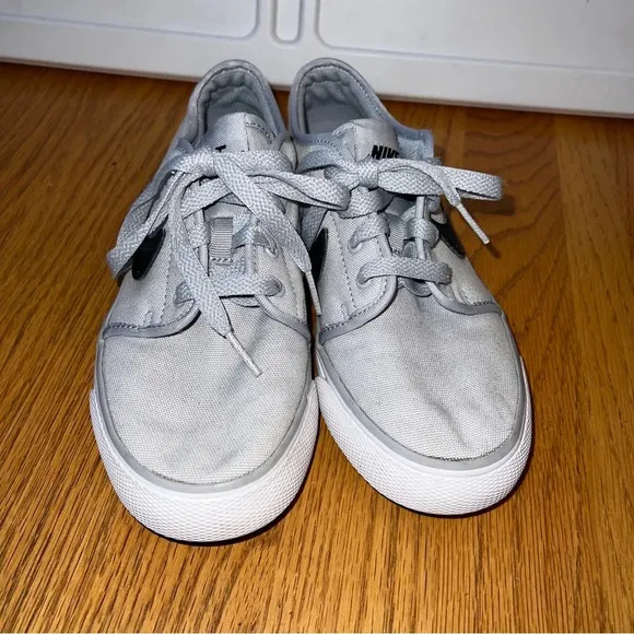 Nike Boys Toki‎ Low Gray Casual Shoes Sneakers Size 4Y