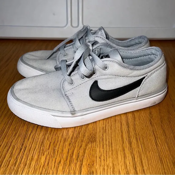 Nike Boys Toki‎ Low Gray Casual Shoes Sneakers Size 4Y