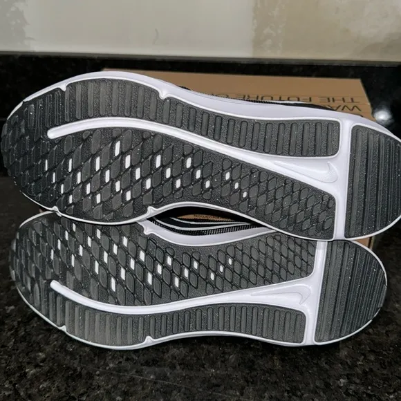 Nike girls Downshifter 12 running (GS) shoes Sz 6.5Y