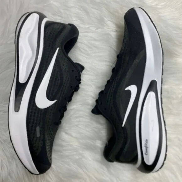 Nike Journey Run Low Womens Running Shoes Black FJ7765-001 VNDS Sz 9.5