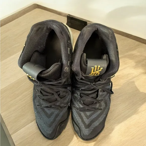 Nike Kyrie 4 “Black/Metallic Gold” Men’s Size 13 Basketball Shoes