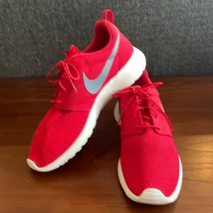 Nike NWOT Roche Running Shoes Size 10.5
