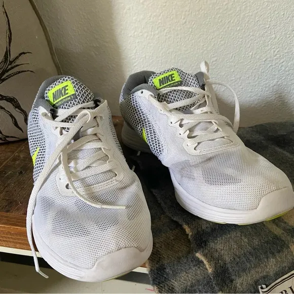 Nike Revolution 3 Running Shoe Athletic Sneakers Mesh Breathable Upper Size 9.5