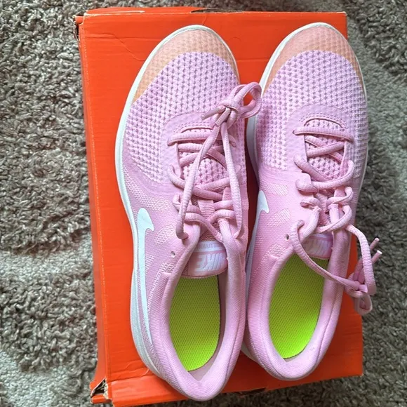 NIKE Revolution 4 (GS)/ Size 5.5Y/ Pink