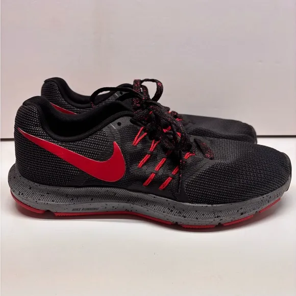 NIKE Run Swift Men's Running Shoes Size 7.5 Black/Red CK6691-001