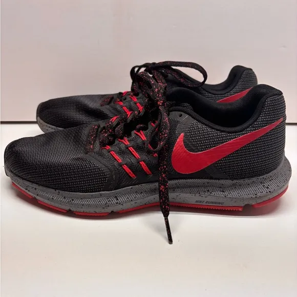 NIKE Run Swift Men's Running Shoes Size 7.5 Black/Red CK6691-001