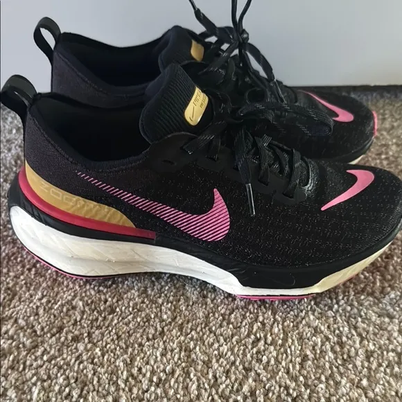 Nike Women's Black and Pink ZOOMX