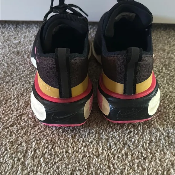 Nike Women's Black and Pink ZOOMX