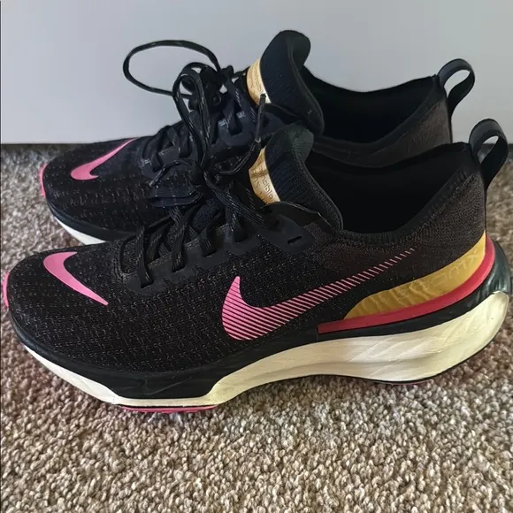 Nike Women's Black and Pink ZOOMX