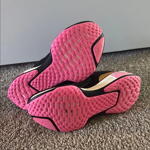 Nike Women's Black and Pink ZOOMX