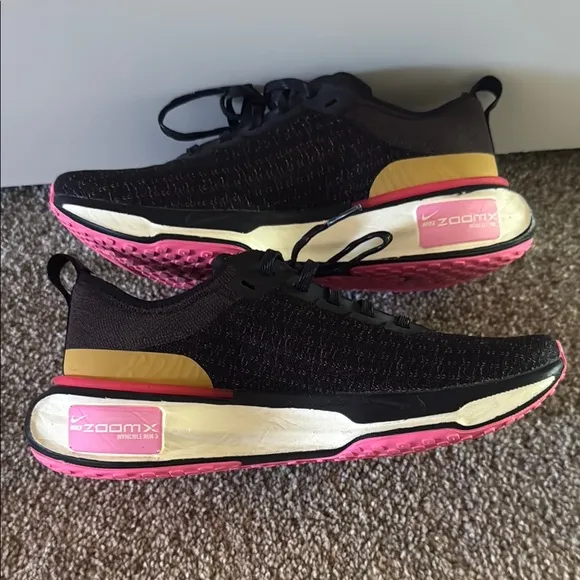 Nike Women's Black and Pink ZOOMX