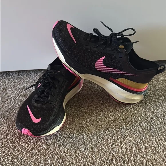 Nike Women's Black and Pink ZOOMX