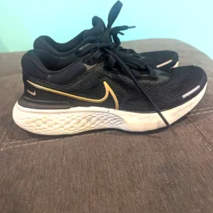 Nike ZoomX Invincible Run Flyknit Men's SIze 6 Womens 7.5 Black Running Shoes