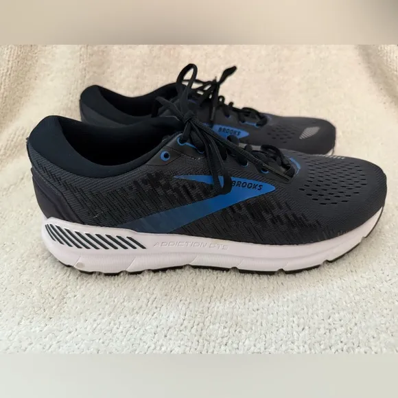 NWB Men’s Brooks Addiction GTS 15 Running Sneaker in Navy and White - 11.5