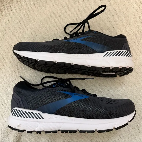 NWB Men’s Brooks Addiction GTS 15 Running Sneaker in Navy and White - 11.5