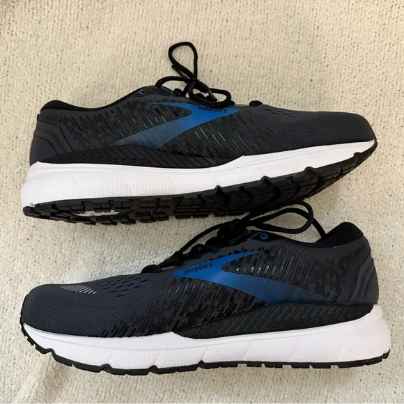 NWB Men’s Brooks Addiction GTS 15 Running Sneaker in Navy and White - 11.5