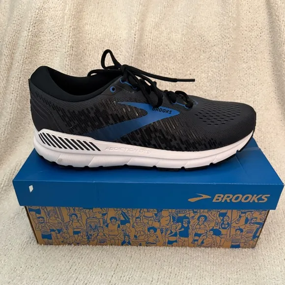 NWB Men’s Brooks Addiction GTS 15 Running Sneaker in Navy and White - 11.5