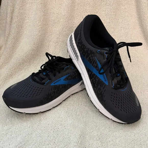 NWB Men’s Brooks Addiction GTS 15 Running Sneaker in Navy and White - 11.5