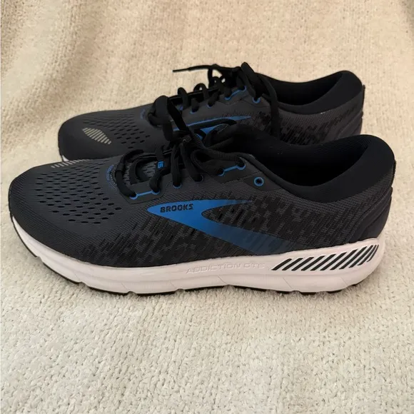 NWB Men’s Brooks Addiction GTS 15 Running Sneaker in Navy and White - 11.5