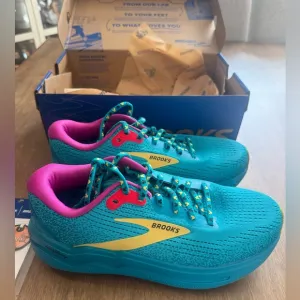 NWT Brooks Ghost Max 2 Teal Running Shoes RunDisney SIZE 9