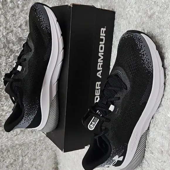 NWT Men's Under Armour hovr Turbulence Running Shoes