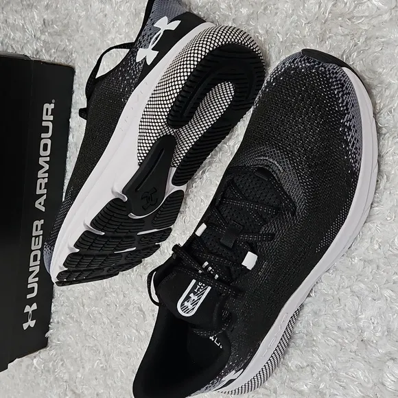 NWT Men's Under Armour hovr Turbulence Running Shoes