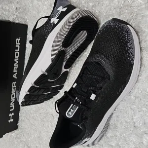 NWT Men's Under Armour hovr Turbulence Running Shoes