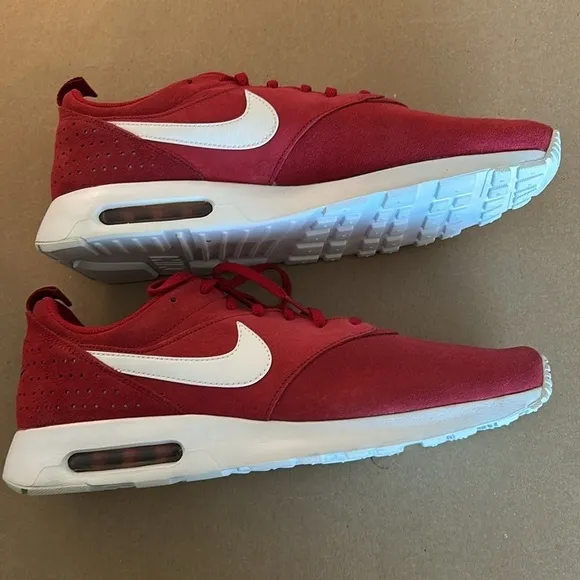 NWT Nike Air Max Tavas red leather with white swoop Size 14 in original box