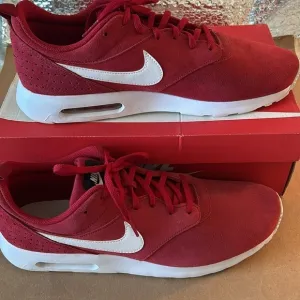 NWT Nike Air Max Tavas red leather with white swoop Size 14 in original box