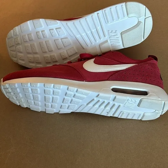 NWT Nike Air Max Tavas red leather with white swoop Size 14 in original box