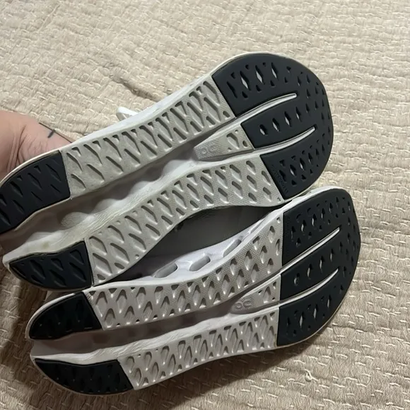 ON Cloudsurfer Womens running shoes size 9