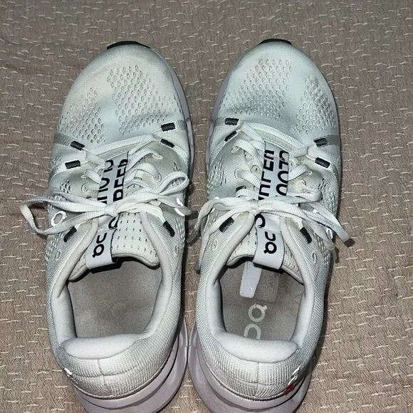 ON Cloudsurfer Womens running shoes size 9