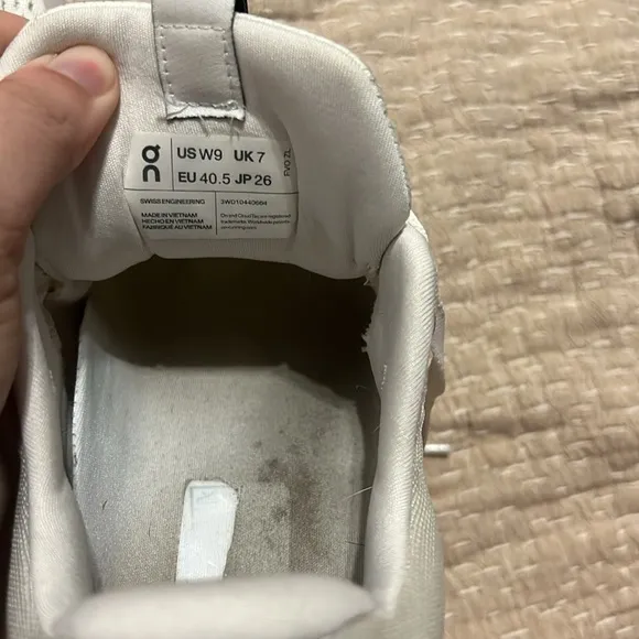 ON Cloudsurfer Womens running shoes size 9