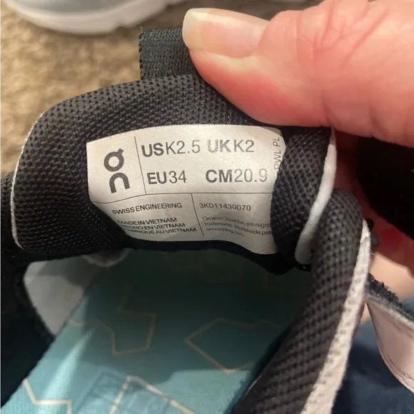 OnCloud kid play running shoes size 2.5