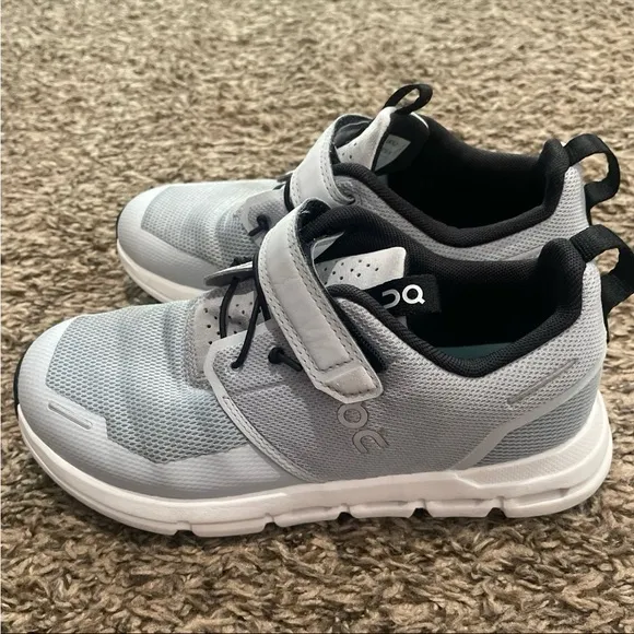 OnCloud kid play running shoes size 2.5
