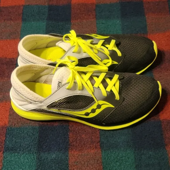 SAUCONY KINETA RELAY RUNNING SHOES. MENS 11.5.