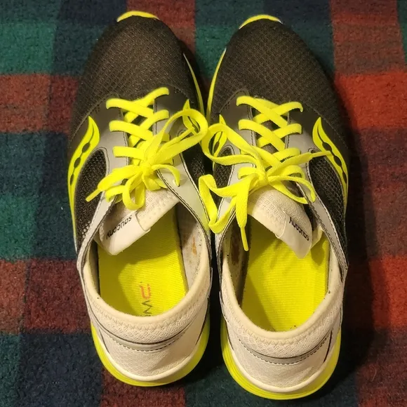 SAUCONY KINETA RELAY RUNNING SHOES. MENS 11.5.