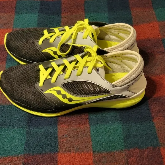 SAUCONY KINETA RELAY RUNNING SHOES. MENS 11.5.