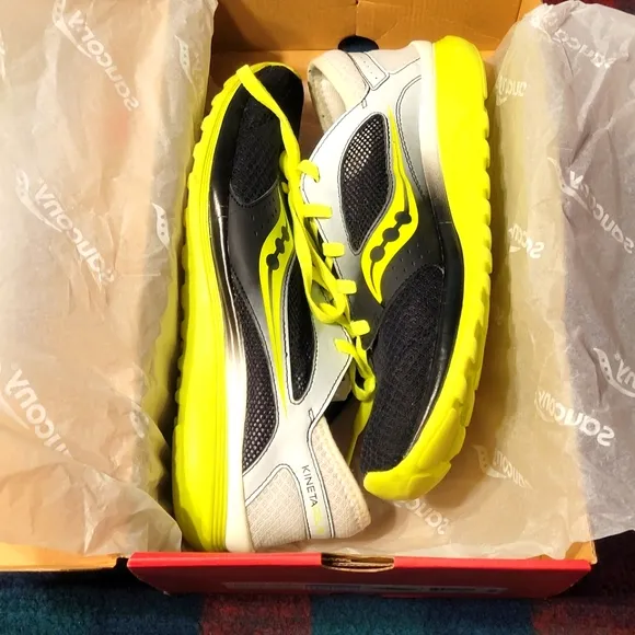 SAUCONY KINETA RELAY RUNNING SHOES. MENS 11.5.