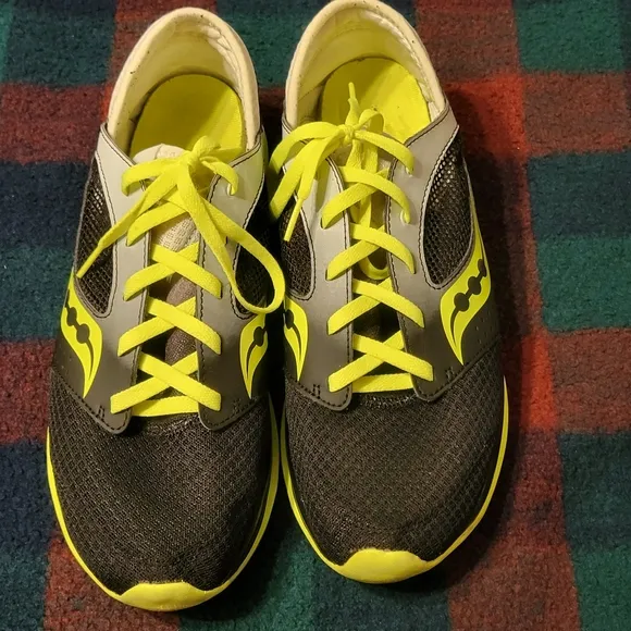 SAUCONY KINETA RELAY RUNNING SHOES. MENS 11.5.