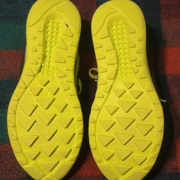 SAUCONY KINETA RELAY RUNNING SHOES. MENS 11.5.