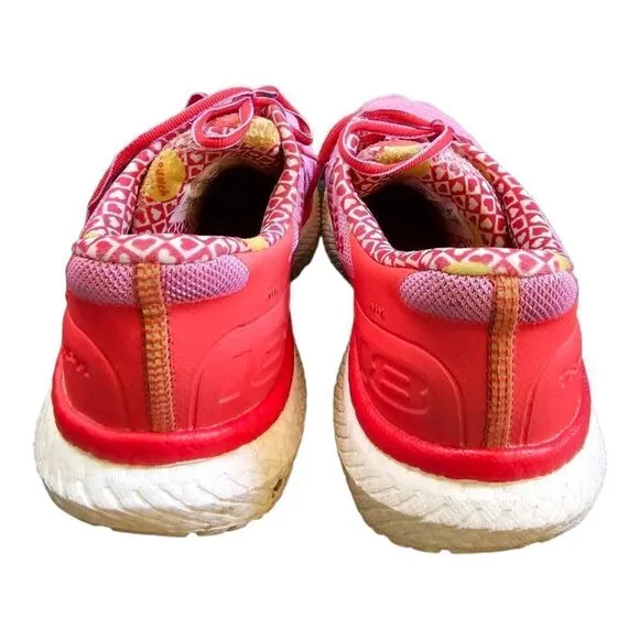 SAUCONY Triumph 18 Pink Red Galentines Valentine’s Day Running Shoes - Size 10