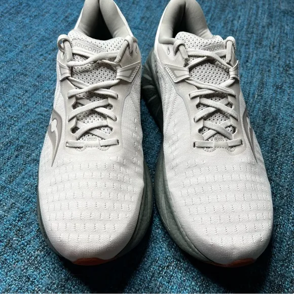 Saucony Triumph 22 Running Shoes in Moon Bough