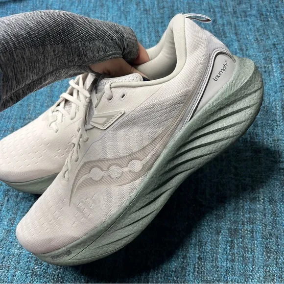 Saucony Triumph 22 Running Shoes in Moon Bough